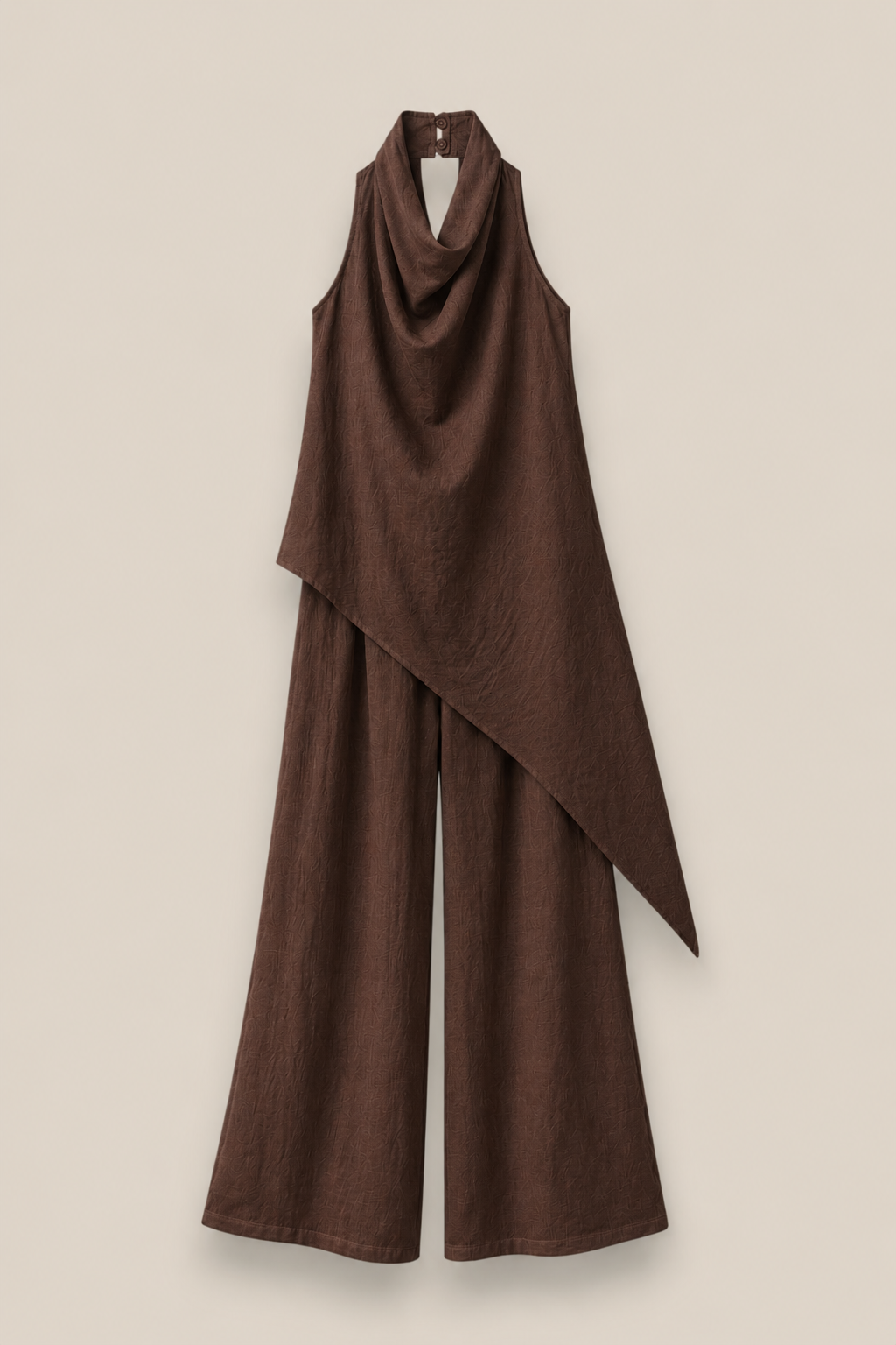 Conjunto lino chocolate Santorini, top drapeado asimétrico y pantalón palazzo — look minimalista elegante — Quiérete Muxo By Esenzia
