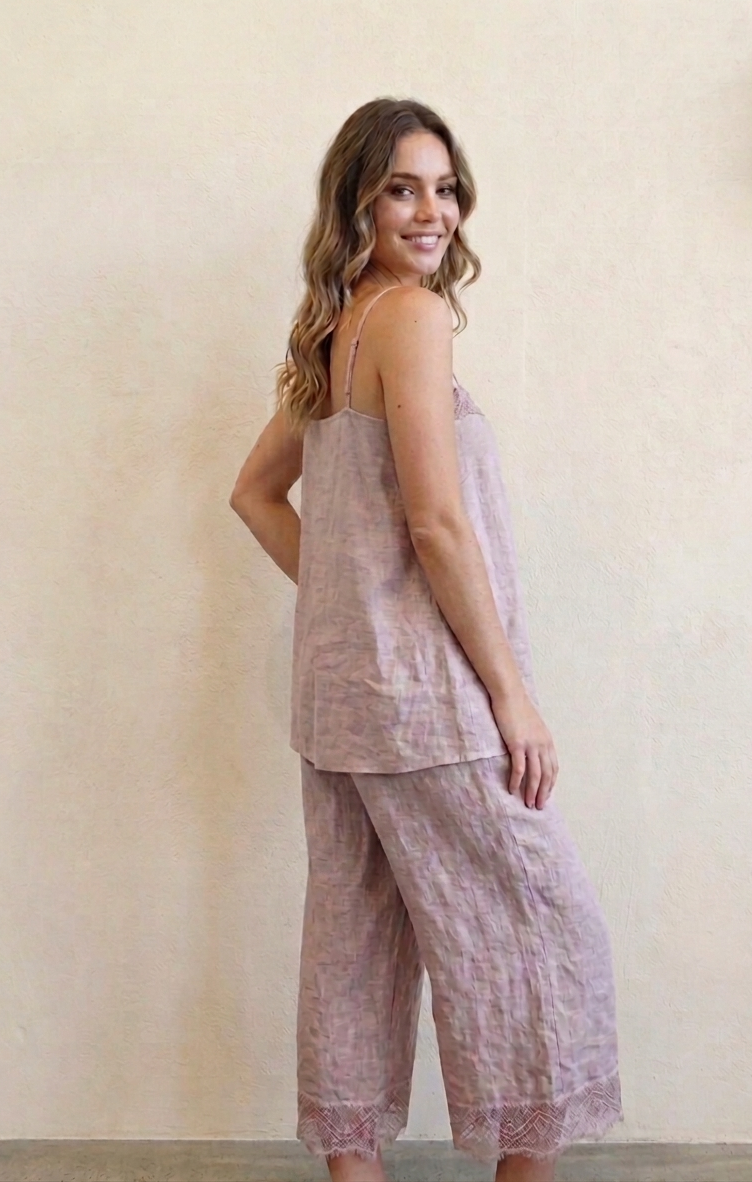 Modelo con el Conjunto lino Aura rosa apagado - detalle y estilo