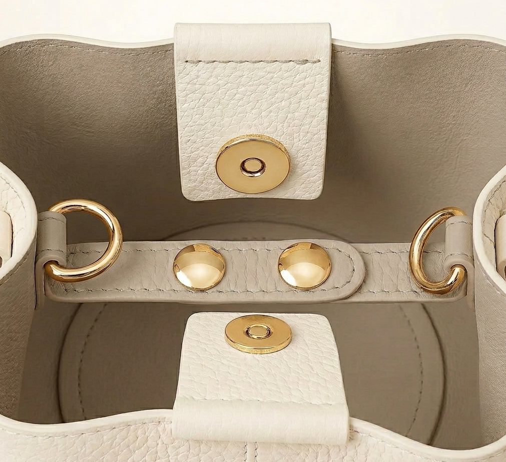 Detalle bolso bombonera piel blanco roto
