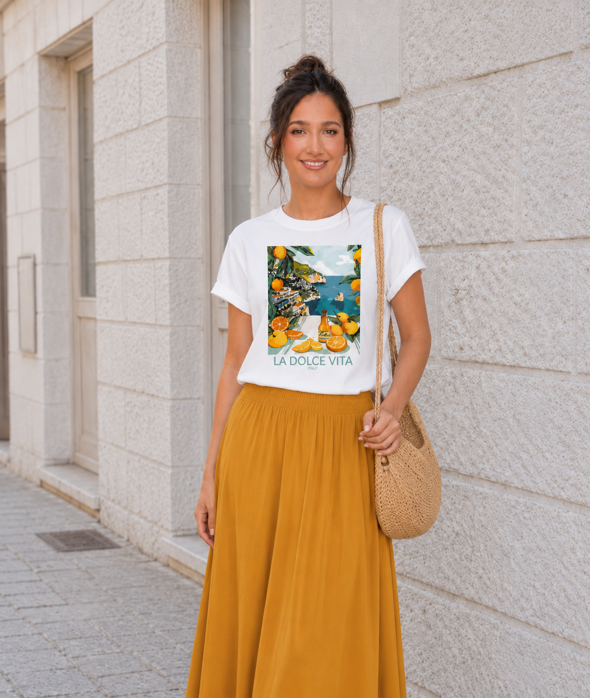 Detalle de la Camiseta Dolce Vita en modelo, estampado Dolce Vita romántico y veraniego, 100% algodón talla única