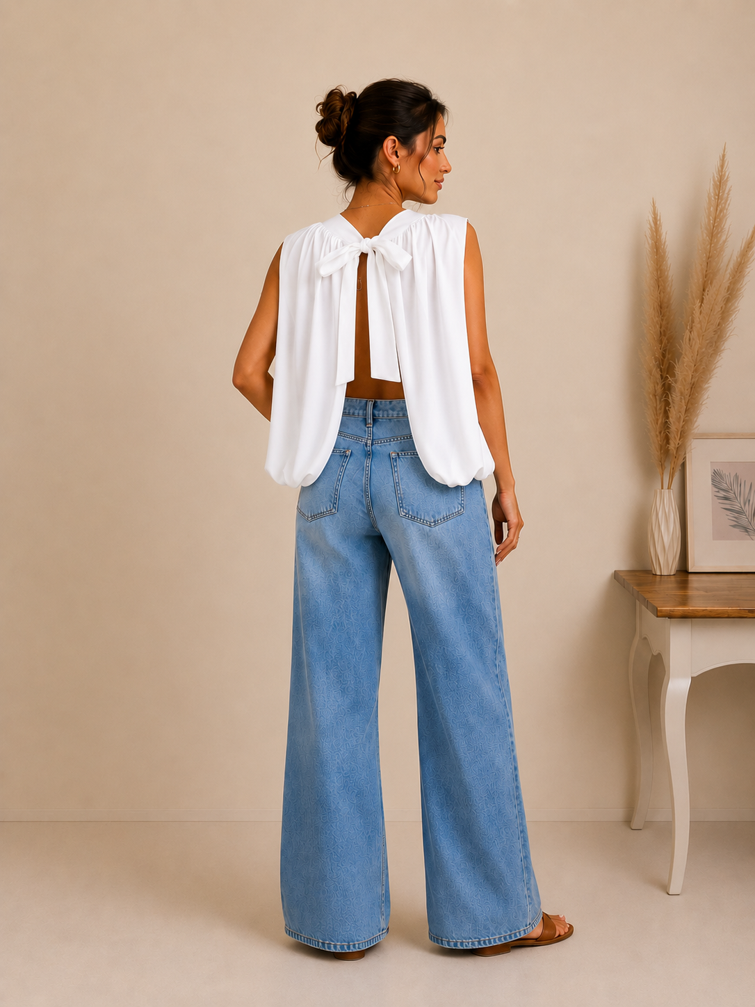 Detalle de la lazada trasera de la camisa , escote espalda