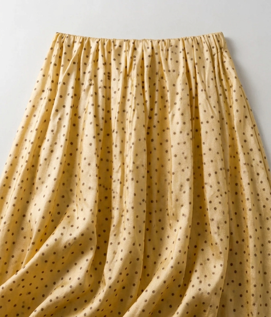 Detalle de la tela de la Falda Alma, estampado de lunares en color amarillo