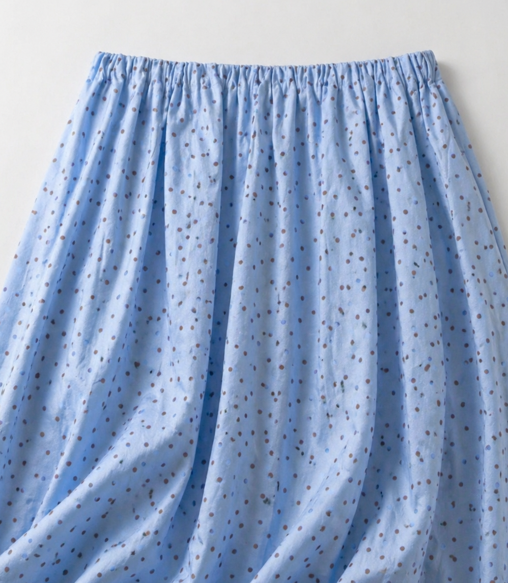 Detalle de la tela de la Falda Alma, estampado de lunares en color celeste