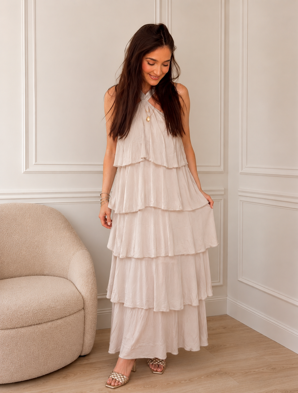 Detalle de vestido de volantes talla única en beige taupe, elástico suave en el contorno y escote halter anudado al cuello — Quiérete Muxo by Esenzia