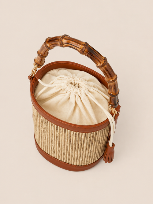 Detalle del asa efecto bambú y acabados premium en tono cuero del bolso bucket mediterráneo