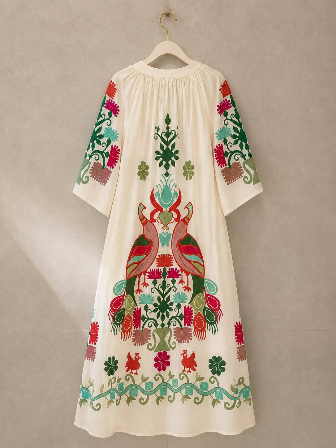  El Vestido Delhi nace de manos artesanas en la India, bordado con pavos reales 100% algodón