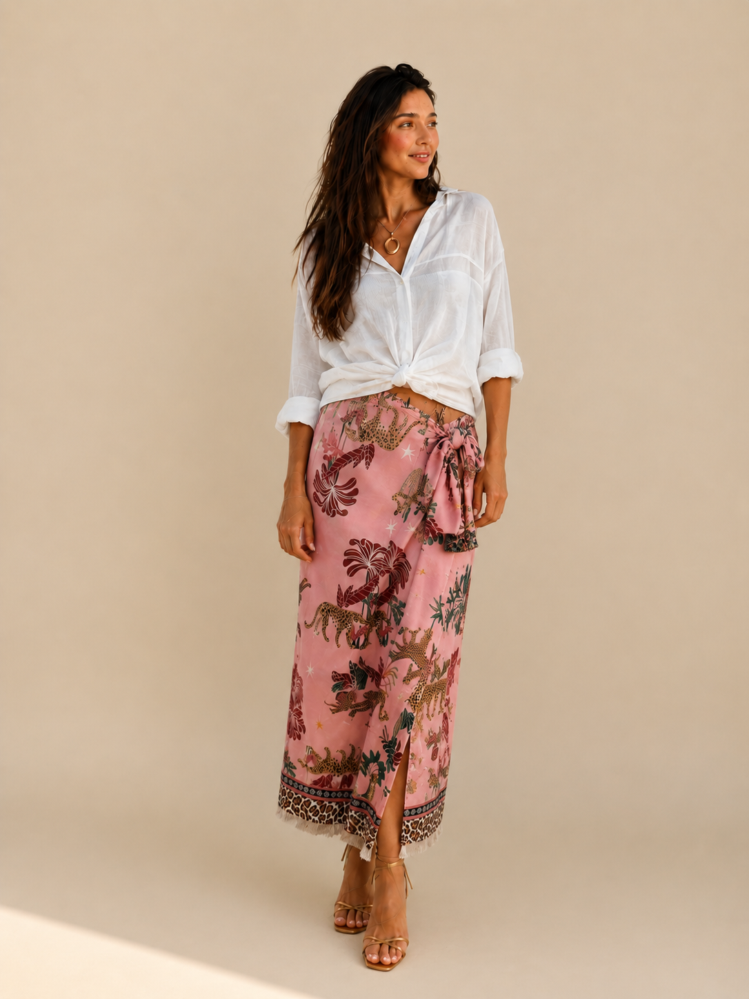 Falda Savana midi de Quiérete Muxo, estampado de leopardos y palmeras en tono rosa, lazada ajustable en la cintura