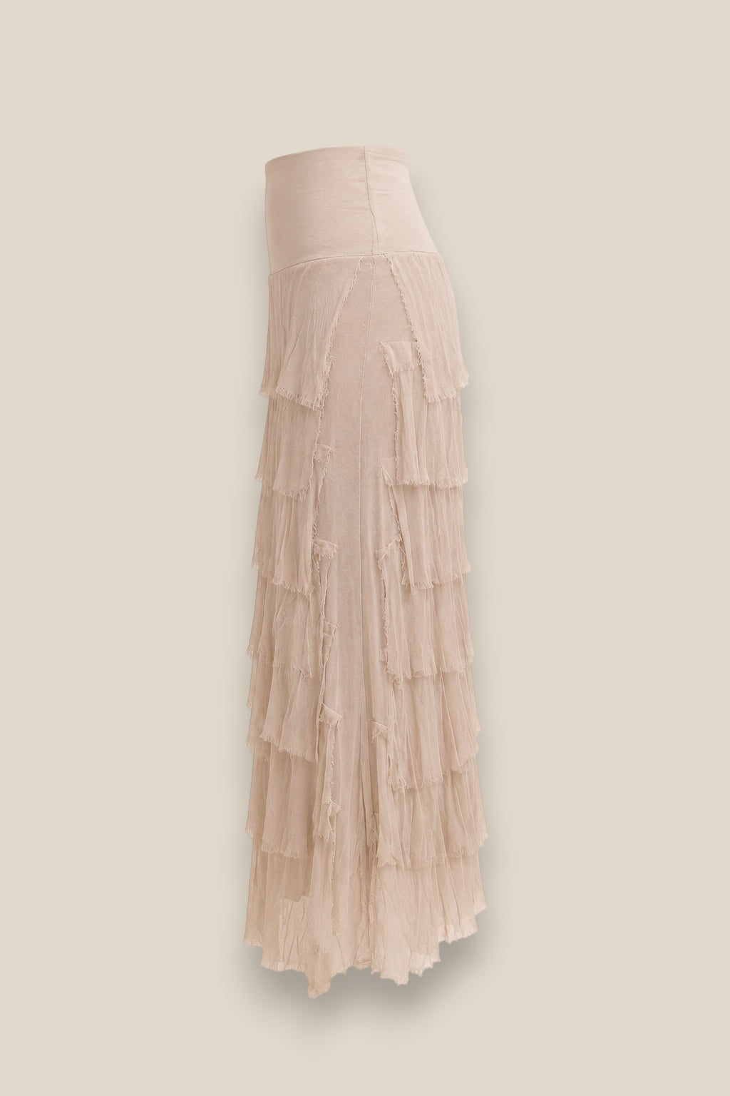 Falda de volantes de seda natural beige, vista lateral, mostrando el volumen y movimiento de los volantes — Quiérete Muxo by Esenzia