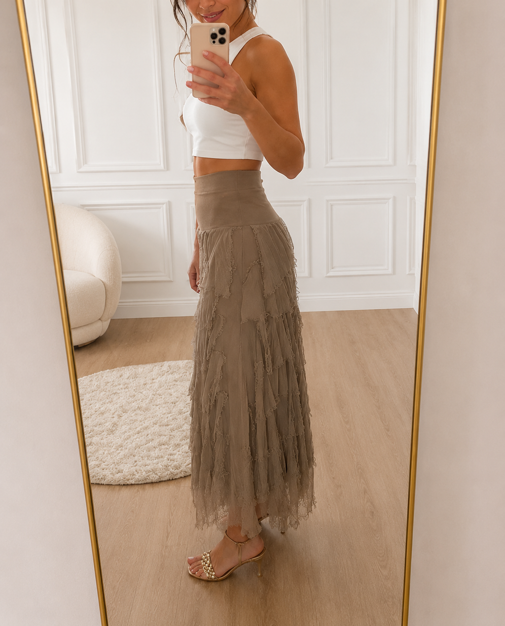 Falda larga de volantes en seda natural color taupe, vista lateral, con movimiento fluido