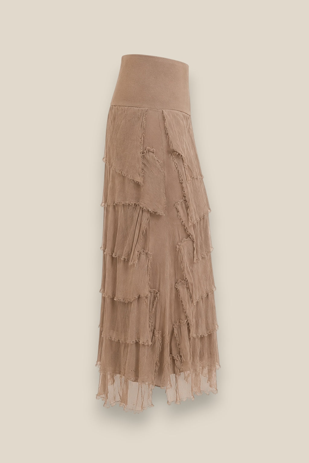 Falda larga de volantes en seda natural color taupe, vista lateral, detalle de la caída y los volantes de seda