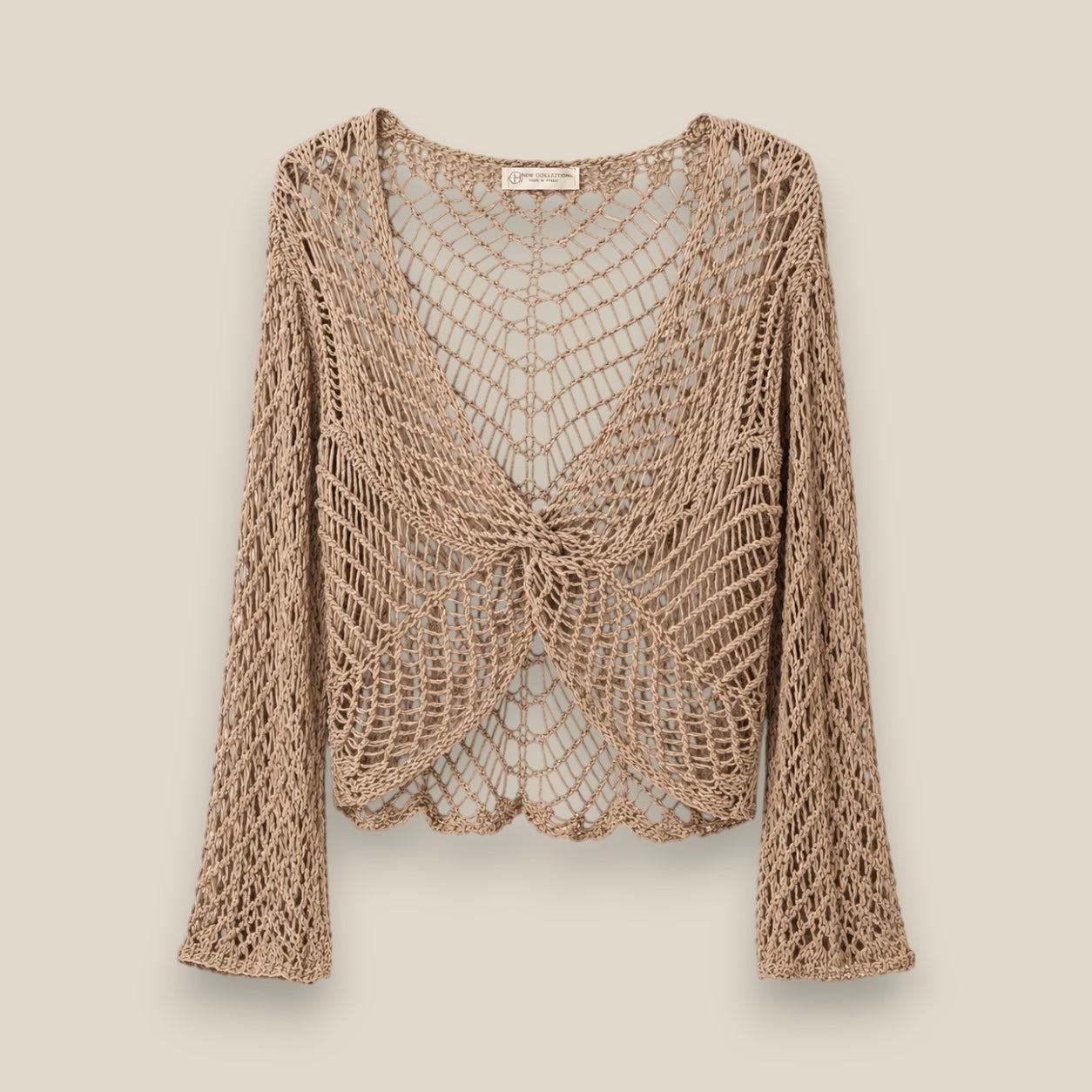 Jersey de punto calado efecto crochet en tono arena con escote en pico, nudo frontal y manga acampanada