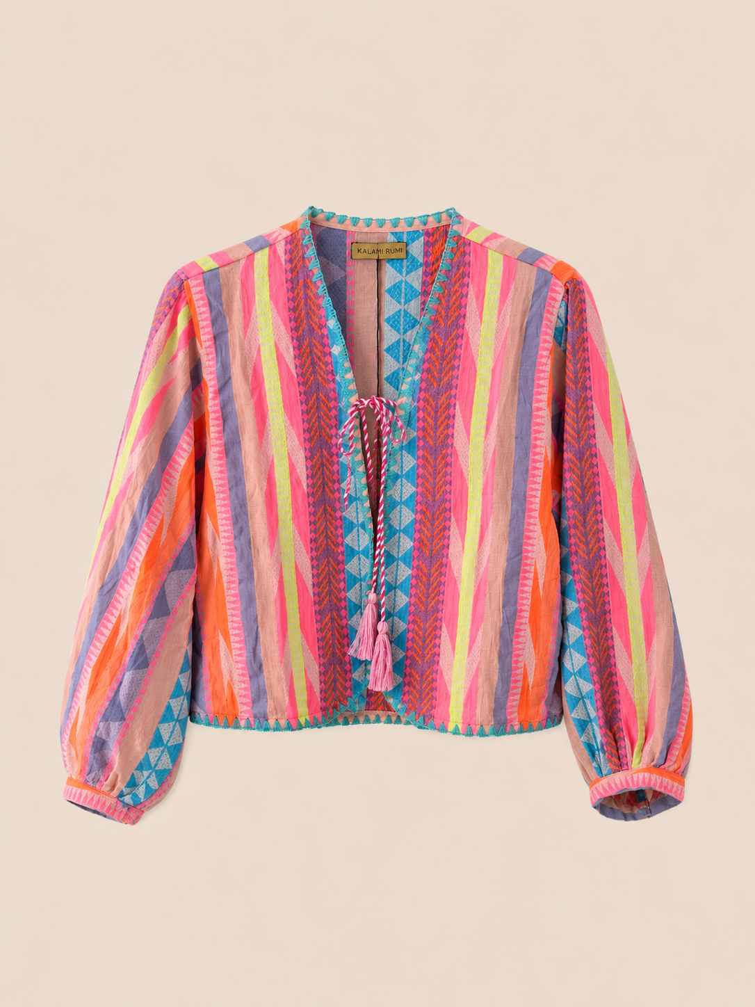 La chaquetita Kalami es una pieza única, realizada artesanalmente en algodón 100% procedente de la India naranja flúor