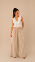 Modelo con Blusa Roma blanca de volantes y escote en V con lazo, confeccionada en 100% algodón