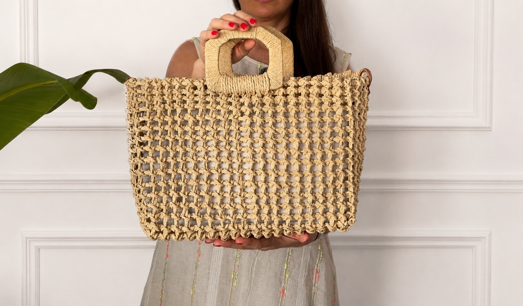 Modelo con Bolso Cesta Altea de rafia cruzado al cuerpo, look de verano
