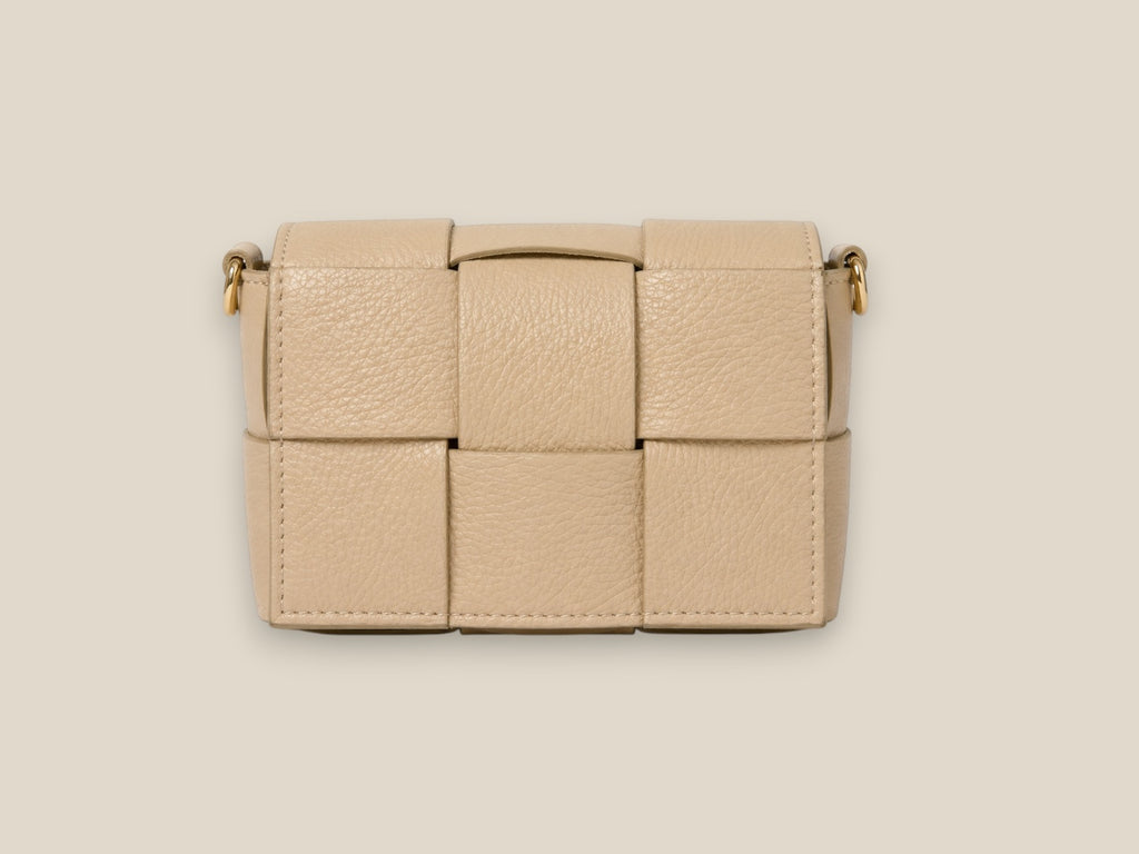 Modelo con Bolso taupe claro de piel genuina autentica enlazado