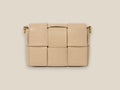 Modelo con Bolso taupe claro de piel genuina autentica enlazado