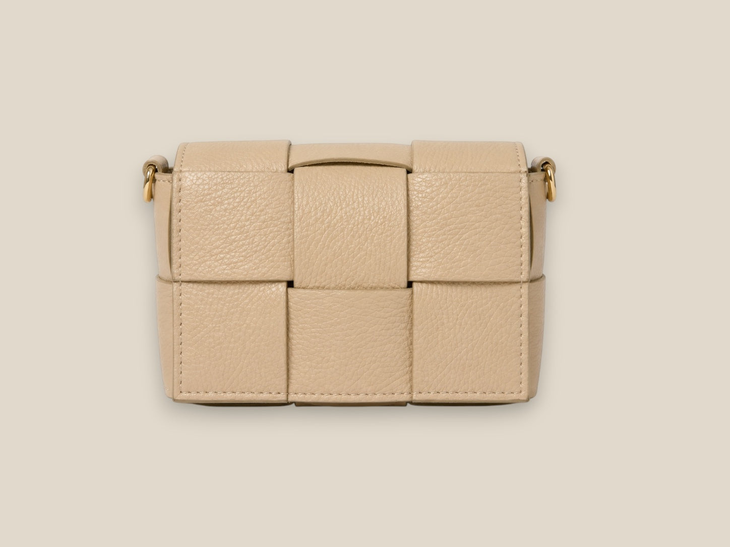 Modelo con Bolso taupe claro de piel genuina autentica enlazado