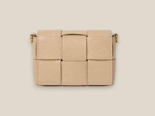 Modelo con Bolso taupe claro de piel genuina autentica enlazado