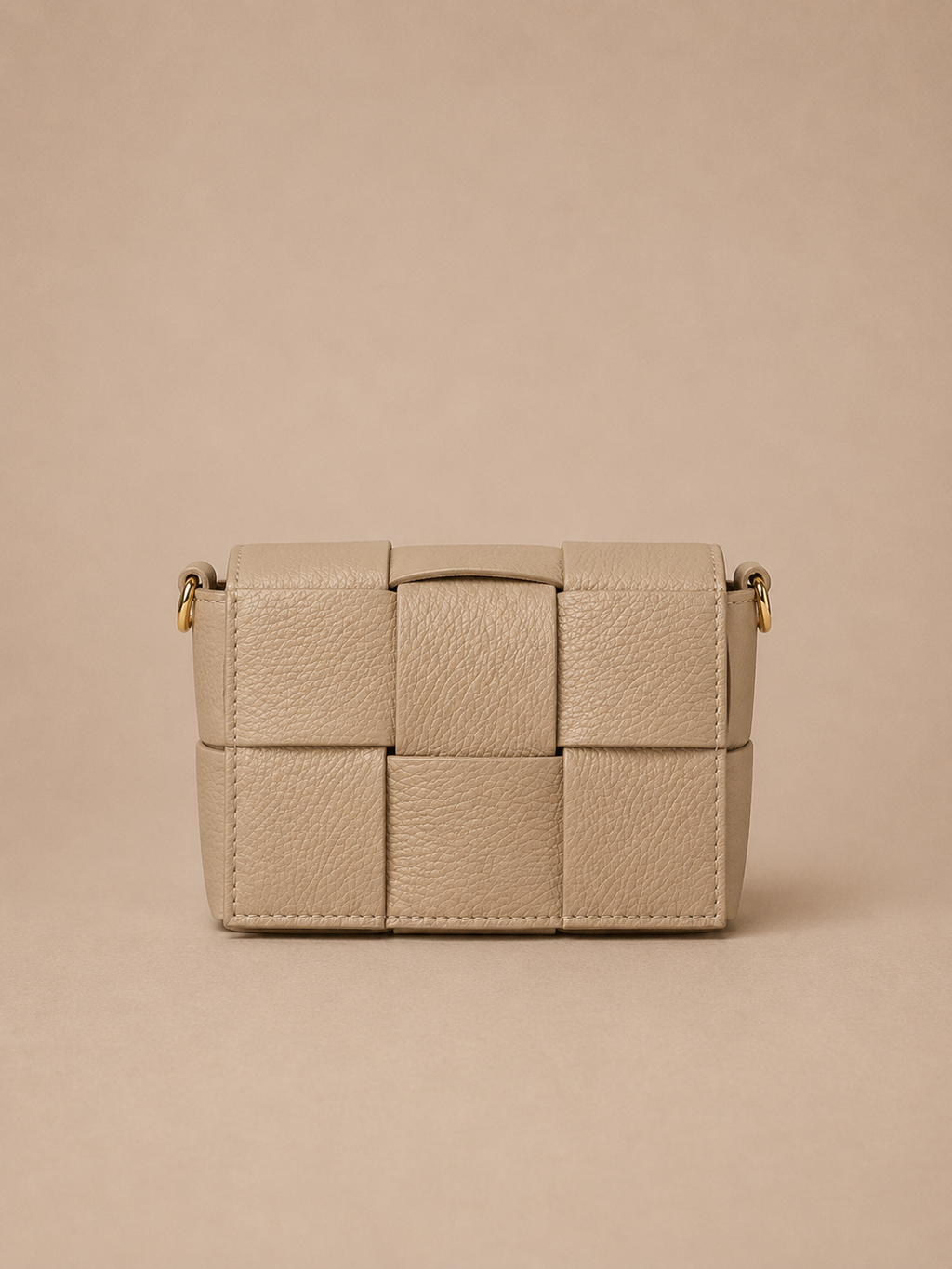 Modelo con Bolso taupe claro de piel genuina autentica enlazado 100%
