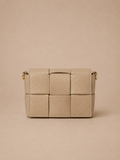 Modelo con Bolso taupe claro de piel genuina autentica enlazado 100%
