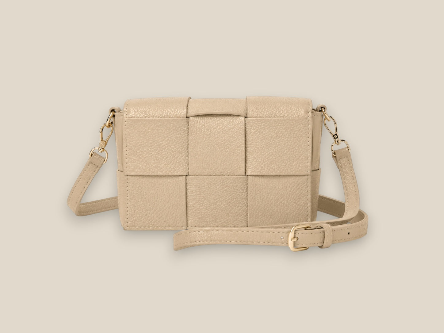 Modelo con Bolso taupe claro de piel genuina autentica enlazado autentico