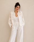 Modelo con Chaqueta semi transparente realizada en 100% de algodón con bordados en color blanco. 