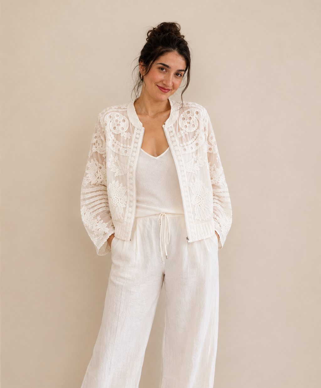 Modelo con Chaqueta semi transparente realizada en 100% de algodón con bordados en color blanco. 