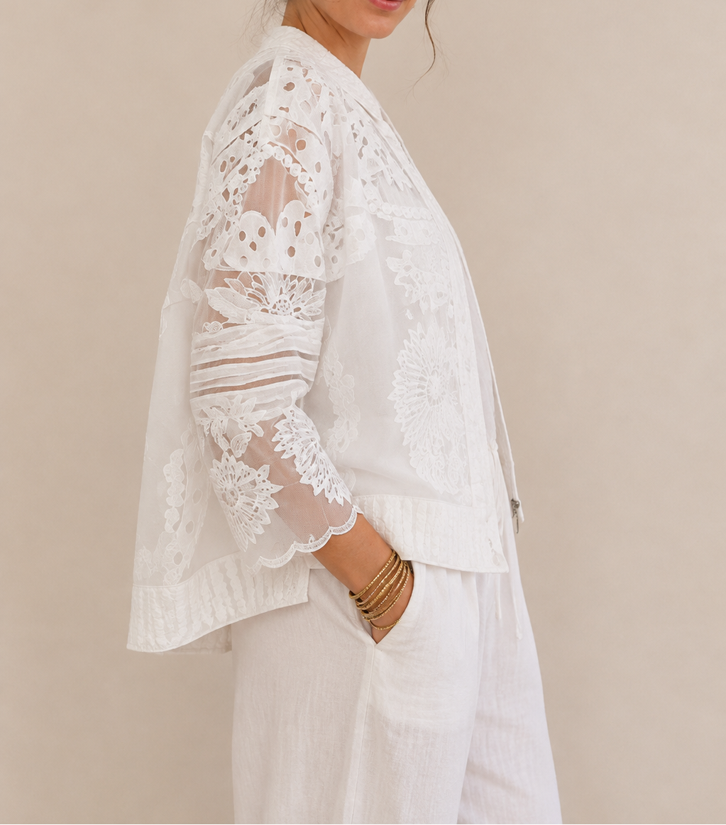 Modelo con Chaqueta semi transparente realizada en 100% de algodón con bordados en color blanco
