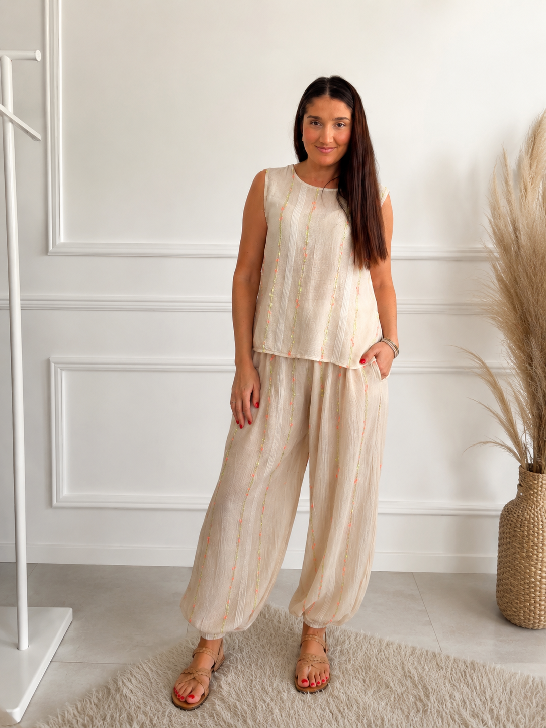Modelo con Conjunto Lino Formentera, look veraniego elegante y cómodo