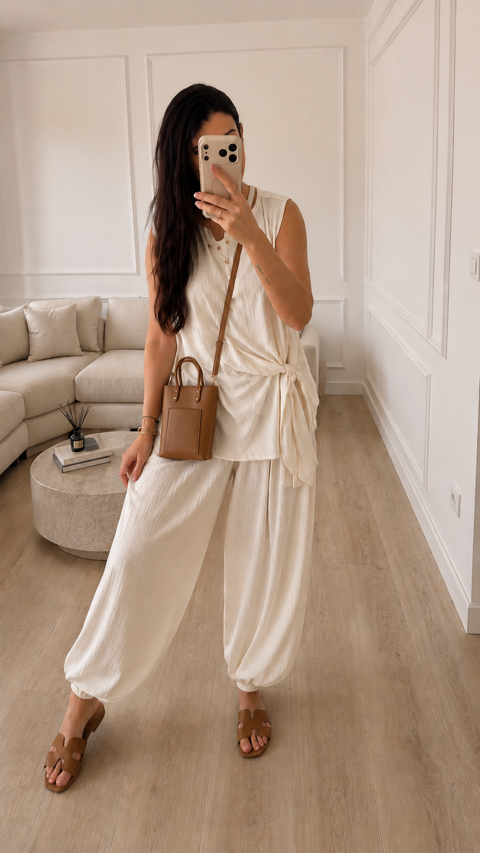 Modelo con Conjunto SORA beige en look casual de día: top sin mangas con lazada y pantalón bombacho de tela fluida.