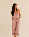 Modelo con el Conjunto lino Aura rosa apagado - look completo