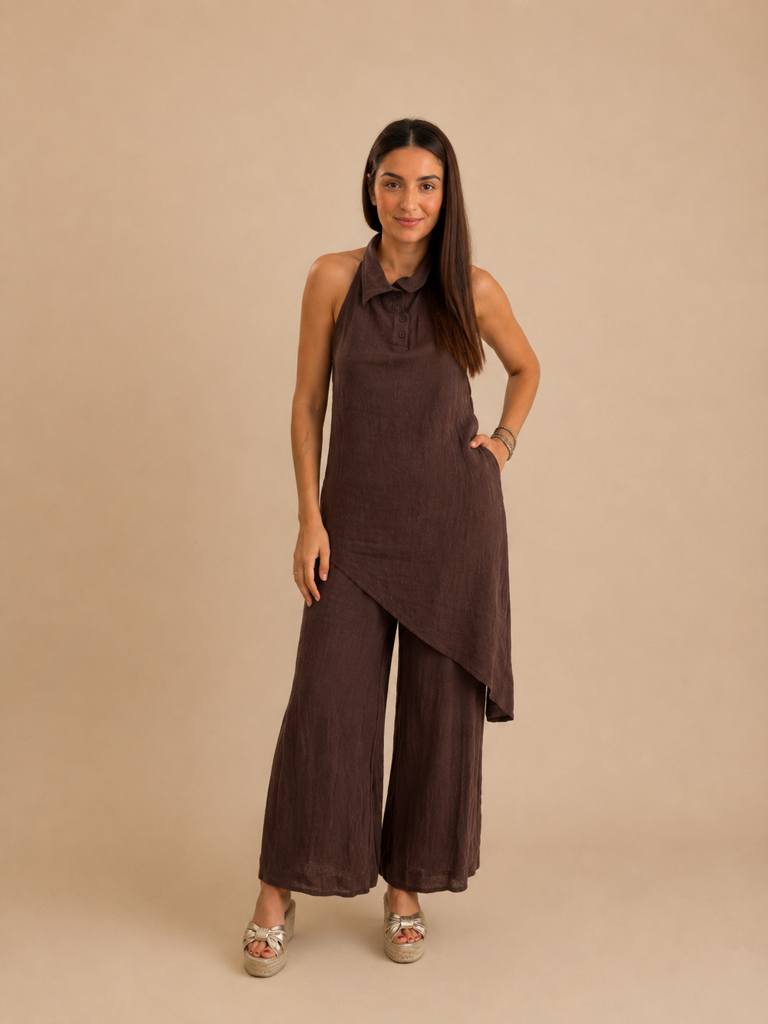 Modelo con Conjunto lino blanco Santorini, top drapeado asimétrico y pantalón palazzo — look minimalista elegante