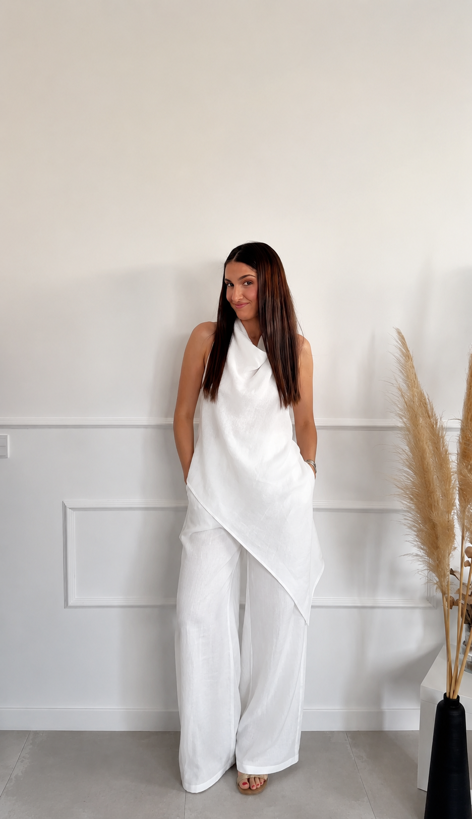Modelo con Conjunto lino blanco Santorini, top drapeado asimétrico y pantalón palazzo — look minimalista elegante — Quiérete Muxo By Esenzia