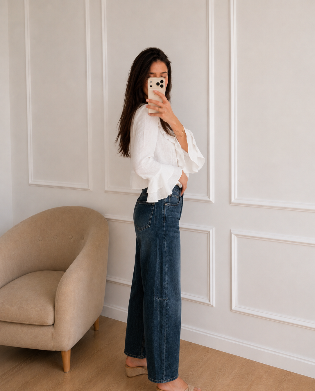 Modelo con Pantalón Jeans Barrel Elástico mostrando franjas laterales
