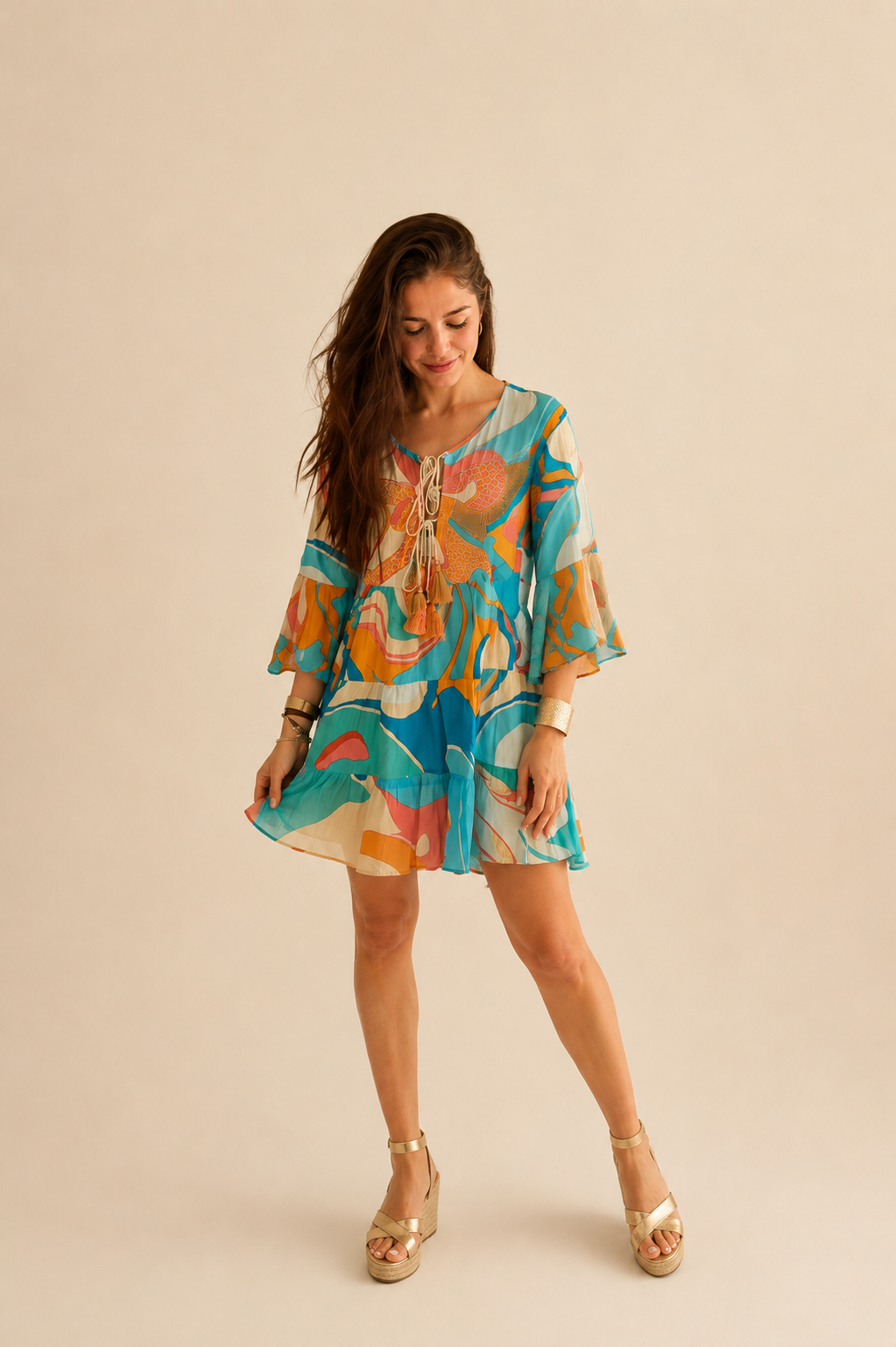 Modelo con Vestido Jaipur de Quiérete Muxo by ESENZIA, vestido boho de 100% algodón  colorido