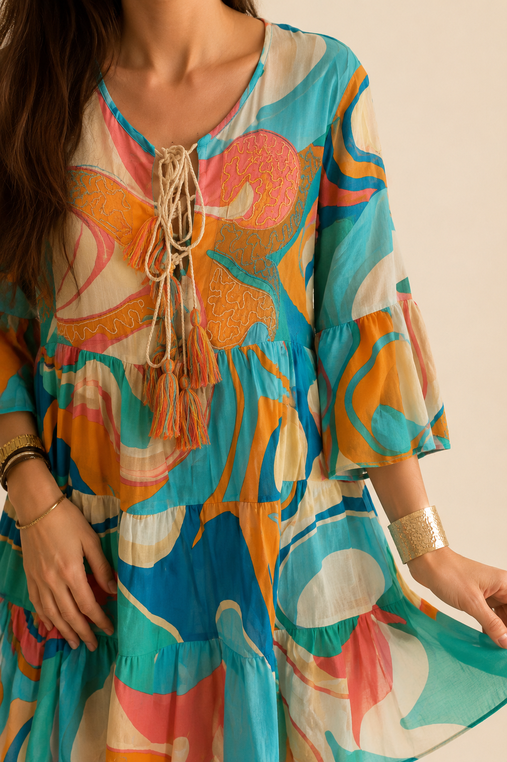 Modelo con Vestido Jaipur de Quiérete Muxo by ESENZIA, vestido boho de 100% algodón  colorido detalles