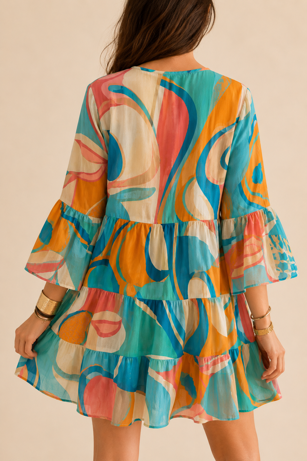Modelo con Vestido Jaipur de Quiérete Muxo by ESENZIA, vestido boho de 100% algodón  colorido detalles traseros