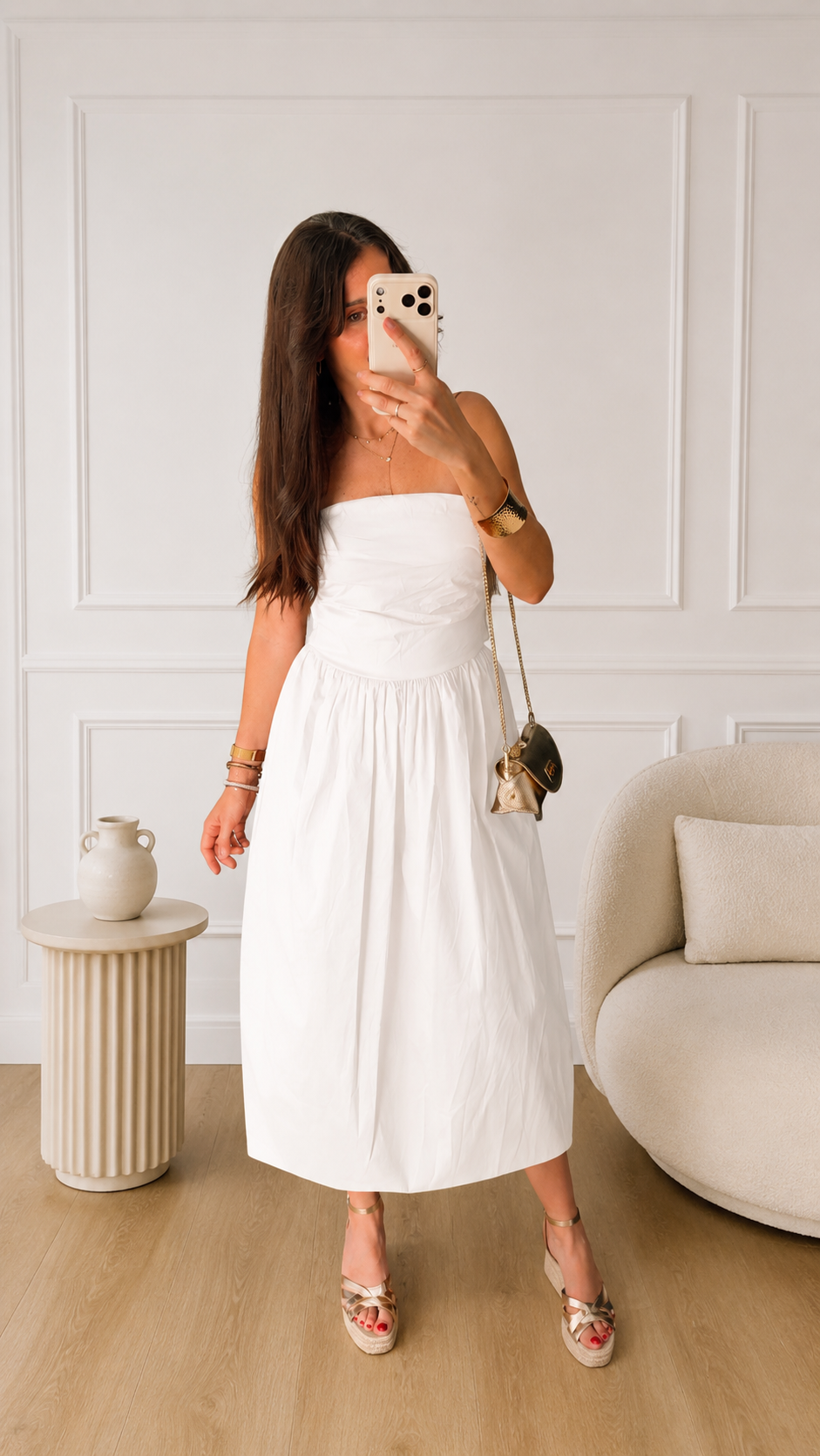 Modelo con Vestido Lazada midi de algodón, escote abullonado y lazada en cintura anudada, vista frontal
