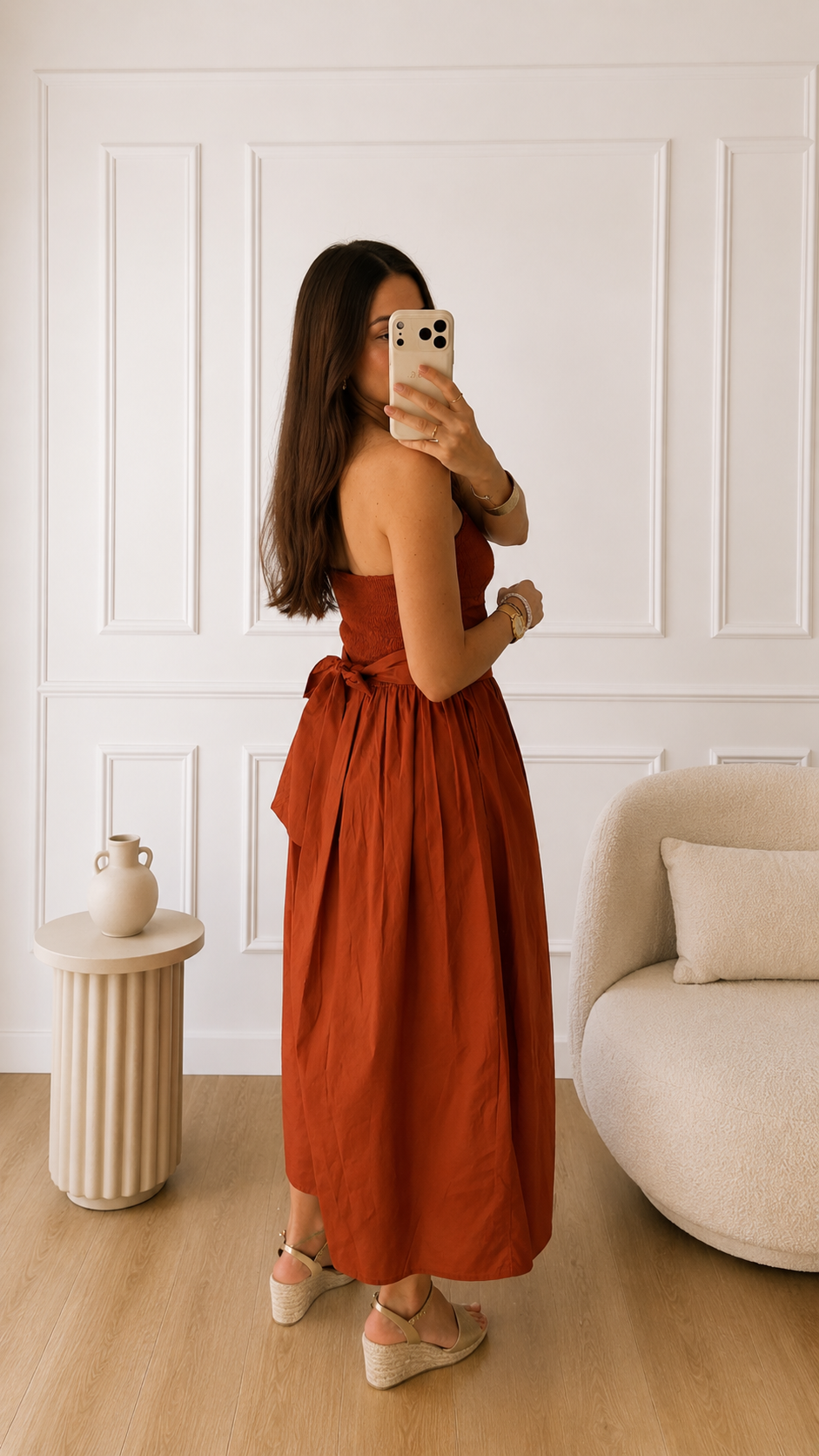 Modelo con Vestido Lazada midi de algodón, espalda fruncida y lazada en cintura, vista trasera
