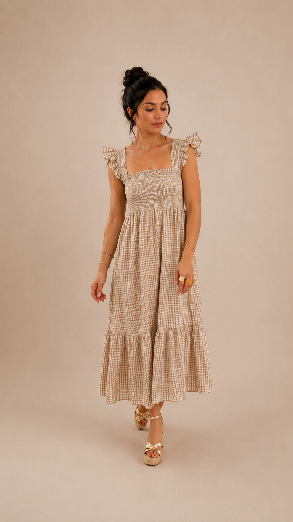 Modelo con Vestido Vichy Beige de cuadros blancos y beige, fruncido en el pecho, tirantes de volantes y largo