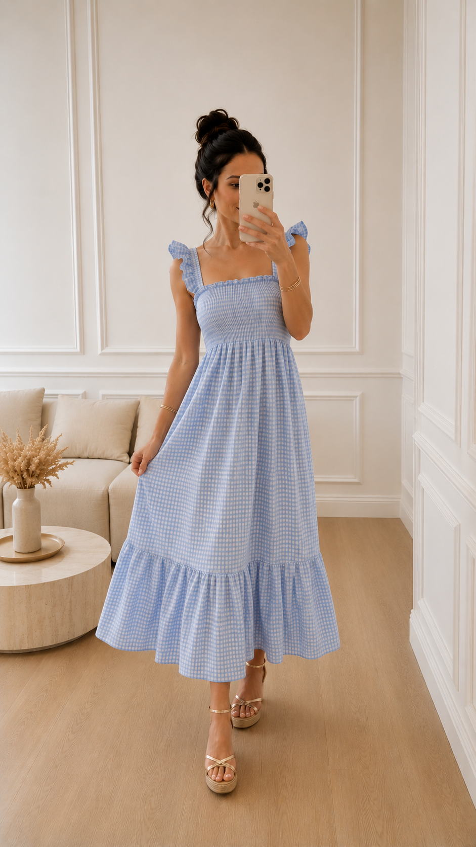 Modelo con Vestido Vichy Beige de cuadros blancos y celeste  fruncido en el pecho, tirantes de volantes y largo favorecedor