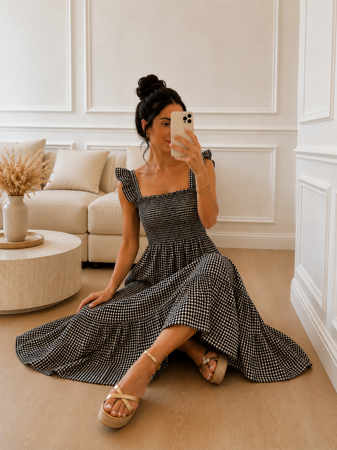 Modelo con Vestido Vichy Beige de cuadros blancos y negro  fruncido en el pecho, tirantes de volantes y largo favorecedor