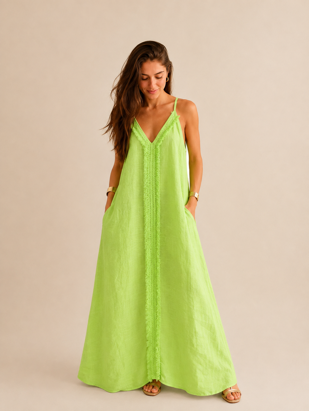 Modelo con Vestido en lino 100% en colores flúor 