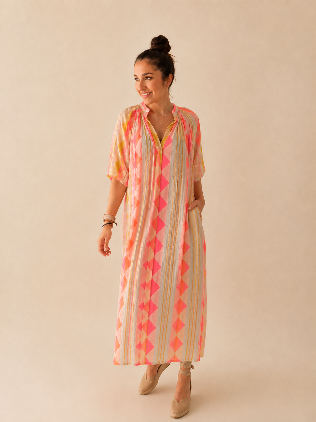 Modelo con Vestido kalami 100% algodón procedente de la india elaborado artesanalmente