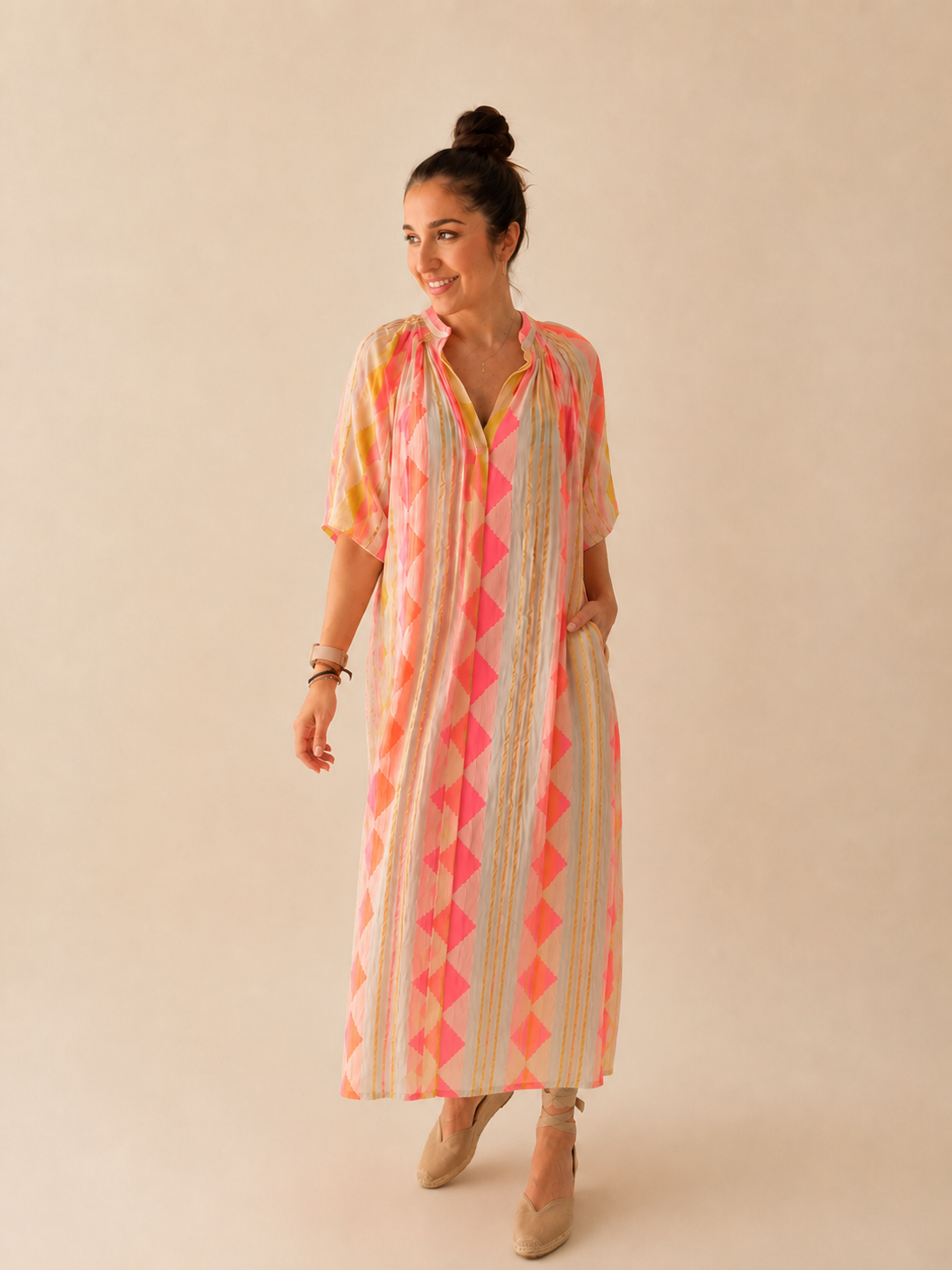 Modelo con Vestido kalami 100% algodón procedente de la india elaborado artesanalmente