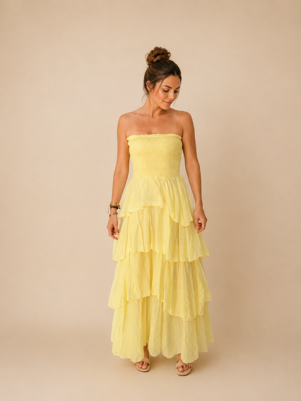 Modelo con Vestido volantes 100% algodón con 4 volantes y caida suelta y fluida
