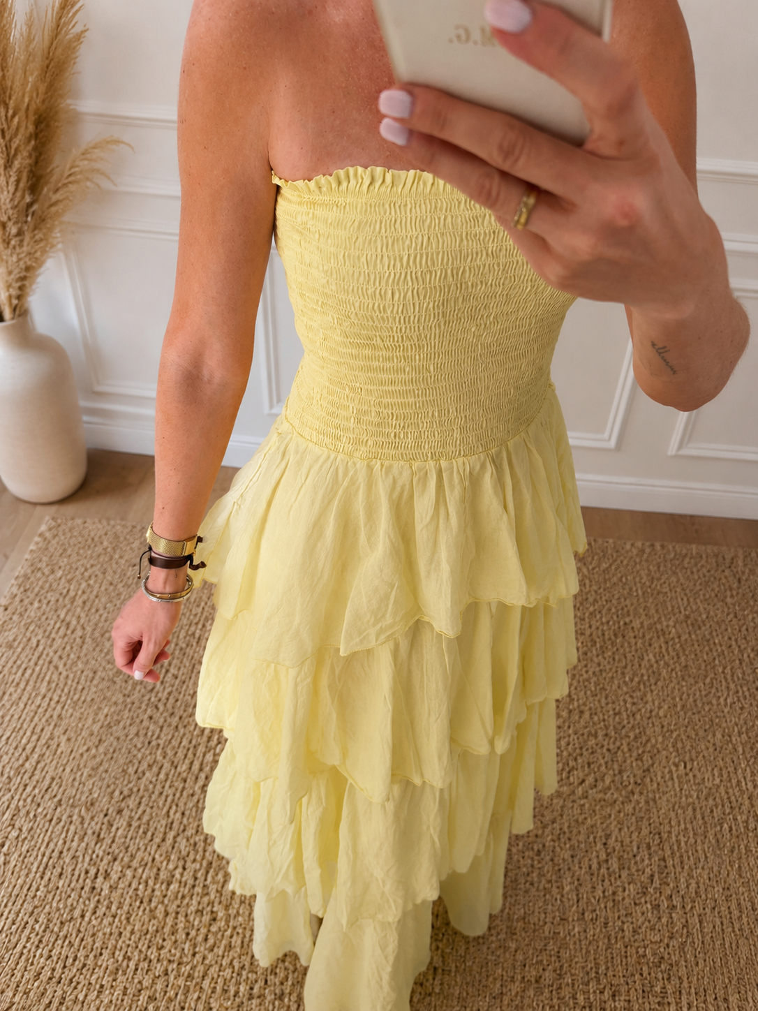 Modelo con Vestido volantes 100% algodón con 4 volantes y caida suelta y fluida en amarillo