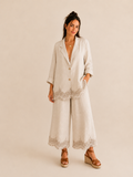 Modelo con conjunto de lino natural — blazer oversize y pantalón culotte con encaje especial