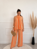 Modelo con el Conjunto Bali de rayas naranja y arena, top halter y pantalón ancho, vista de frente