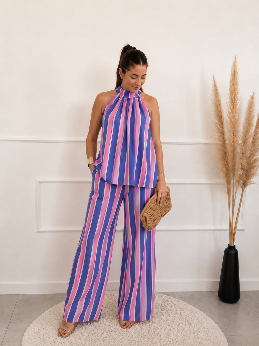 Modelo con el Conjunto Bali de rayas rosa y azul, top halter y pantalón ancho, vista de frente